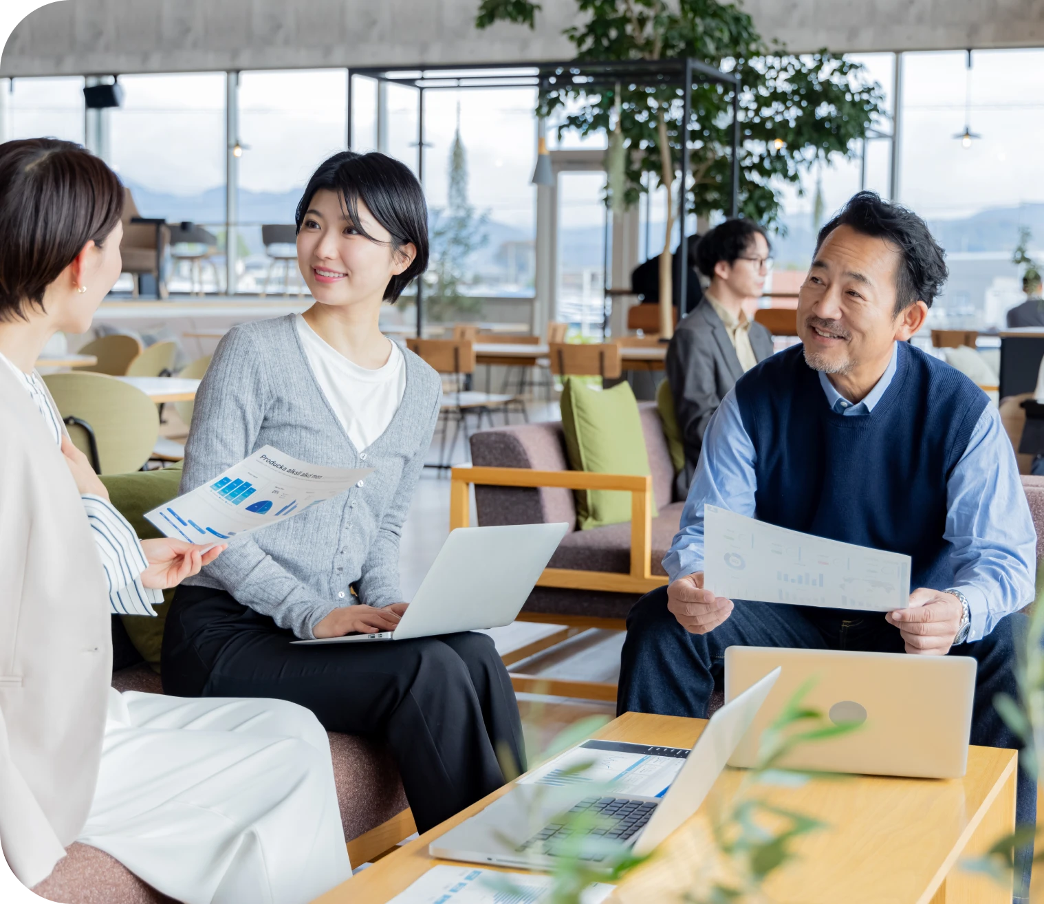 AIを使いこなし業務効率を上げているイメージ